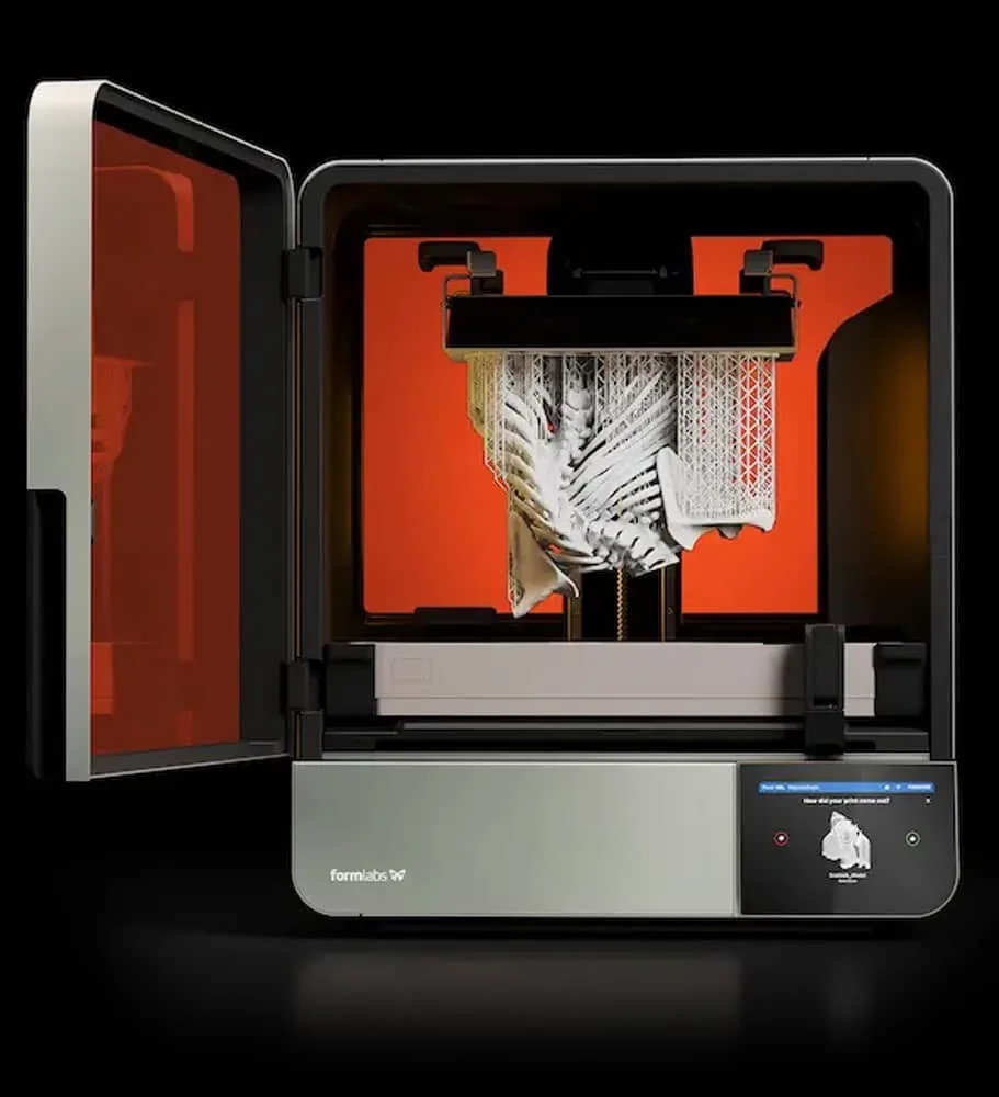 Formlabs Form 4L с отворен капак и детайл върху платформата.