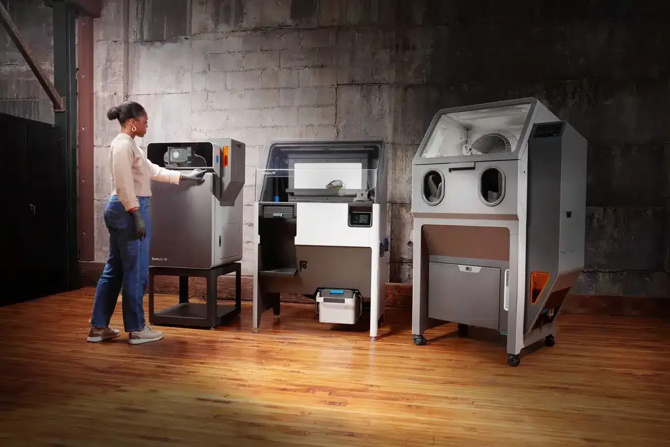 Оператор до система за SLS печат и последваща обработка на Formlabs.