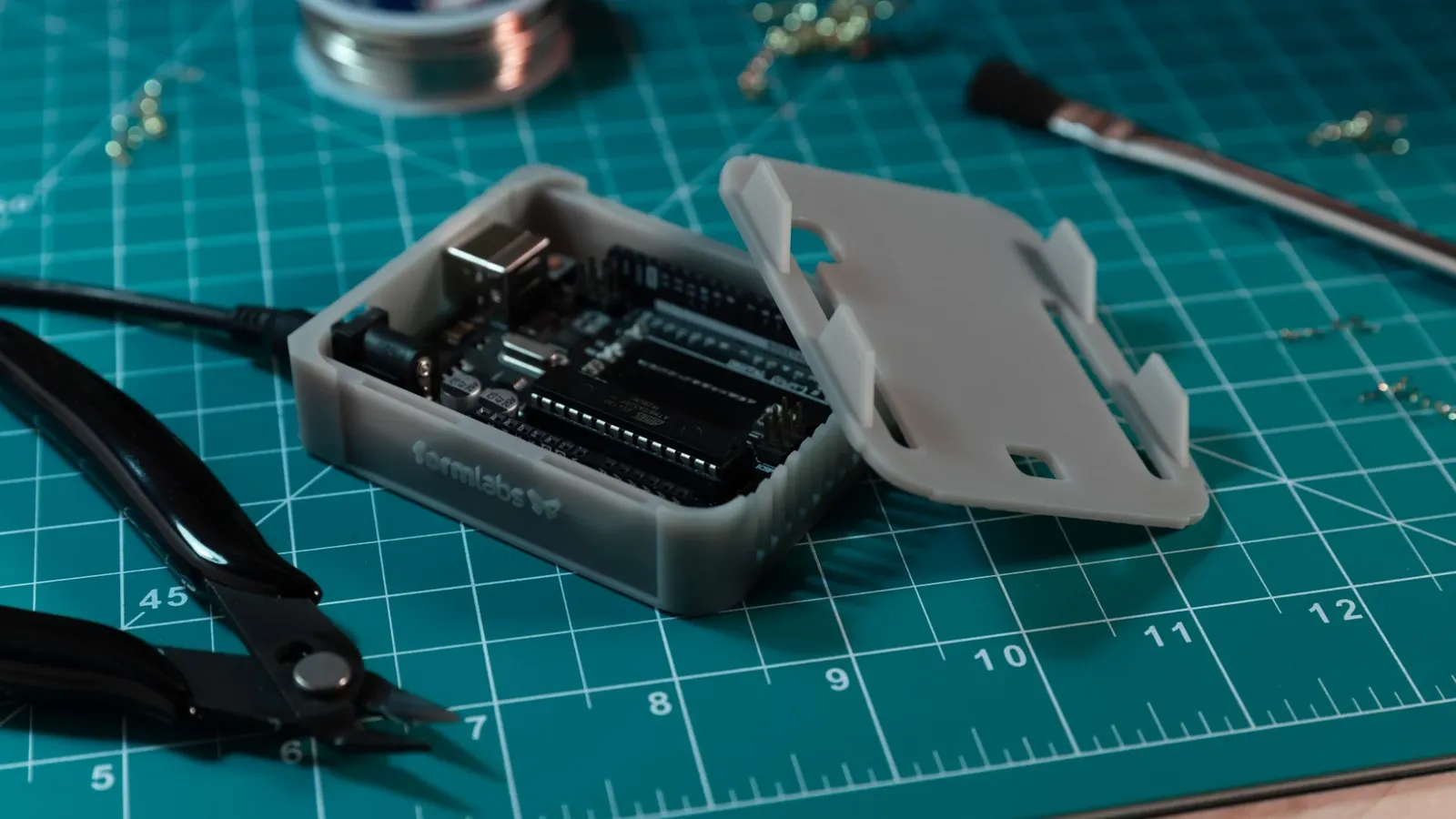 Кутия за Arduino от сива смола с платката вътре и капак с щракащи връзки