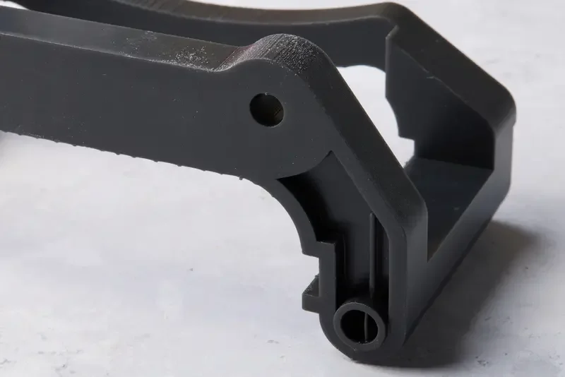 Сравнение на качеството на повърхностната обработка: Fuse Series SLS, EOS SLS, HP MJF и Form 4 SLA